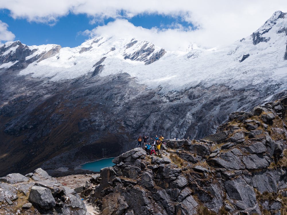 Grupo de viajeros en la montaña durante trekking santa cruz