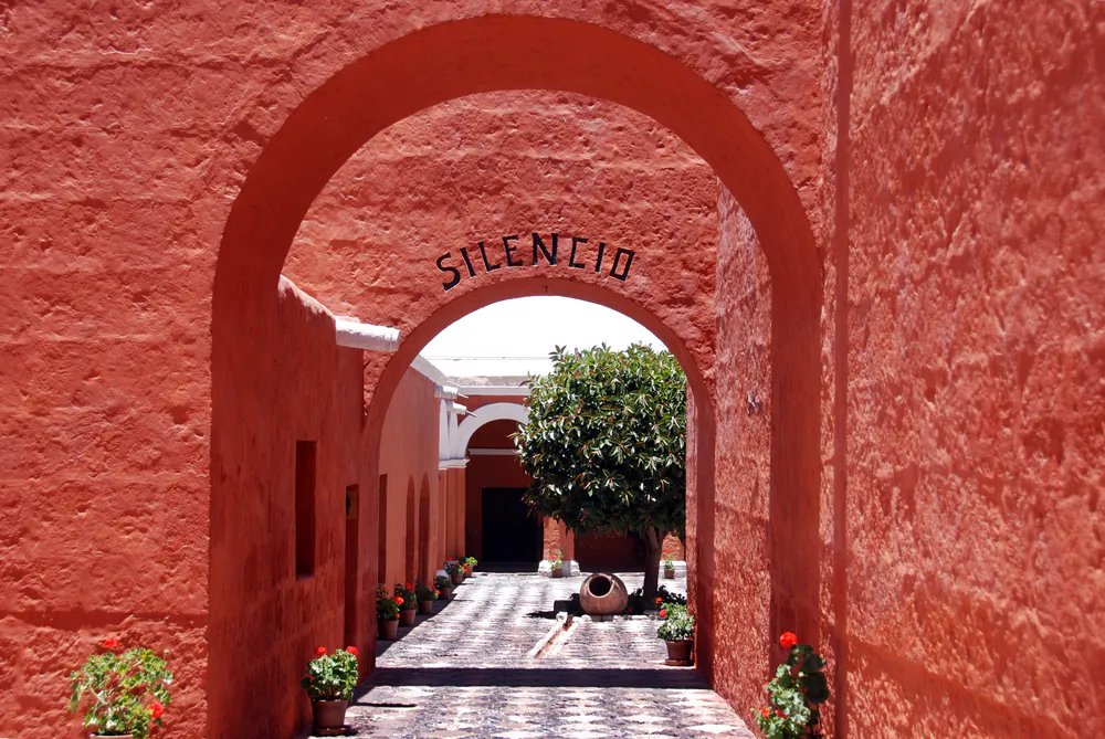 Arcos rojos en monasterio de santa catalina