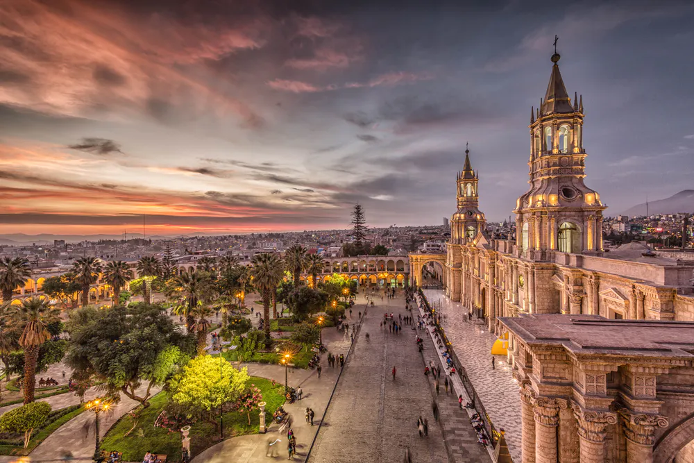 Atardecer en ciudad colonial de Arequipa