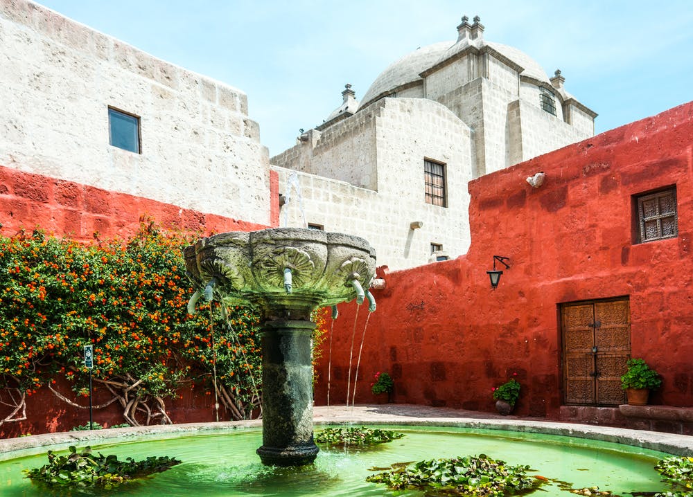 Fonte de água em frente ao edifício colonial