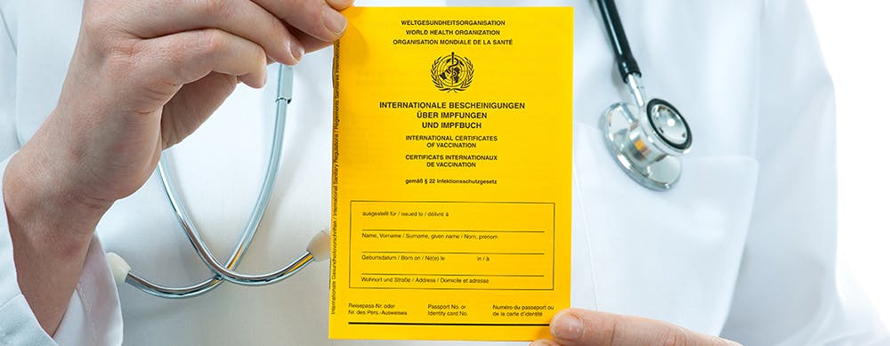 Médico sosteniendo certificado amarillo