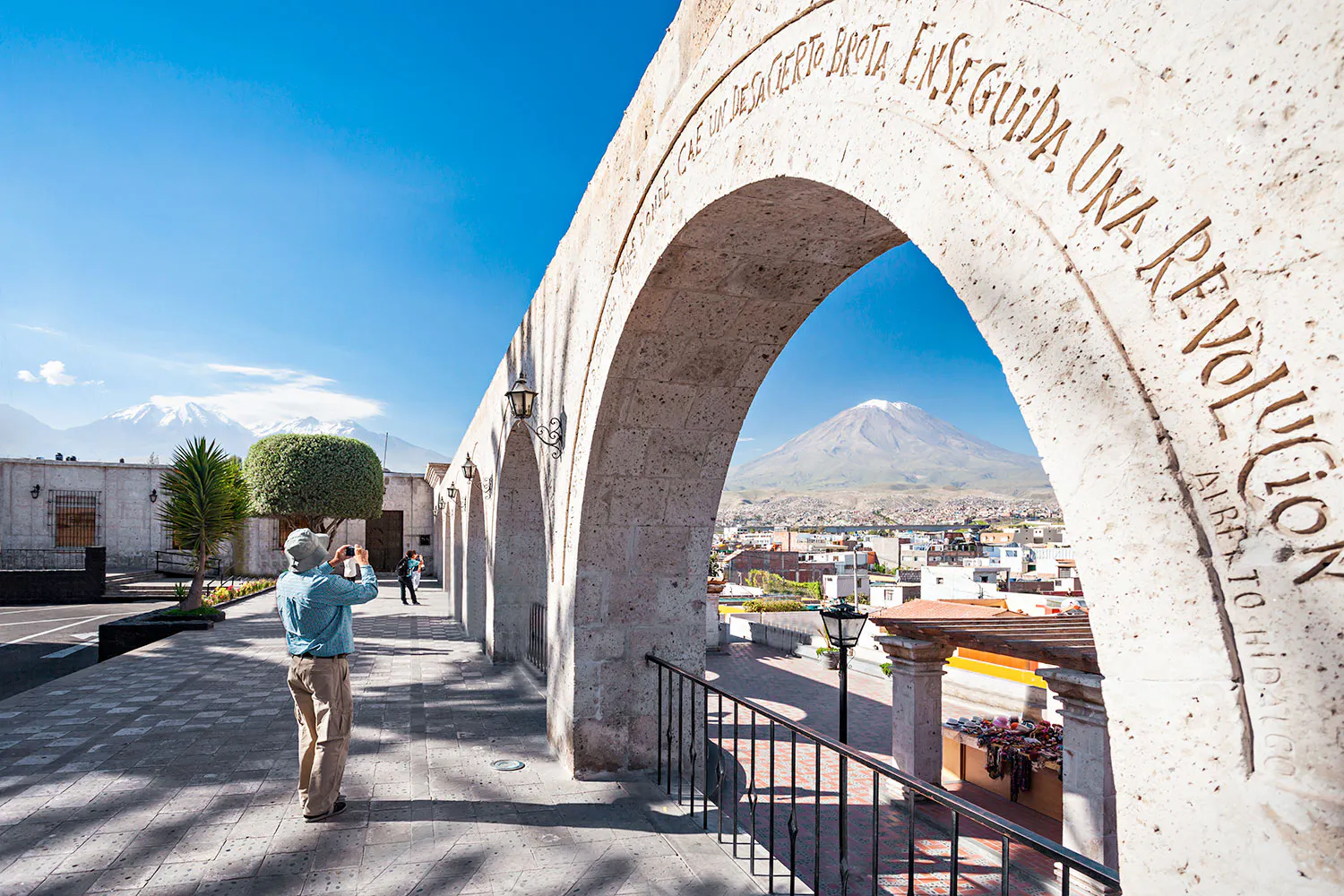 Crater de volcán en uno de los lugares turísticos de arequipa