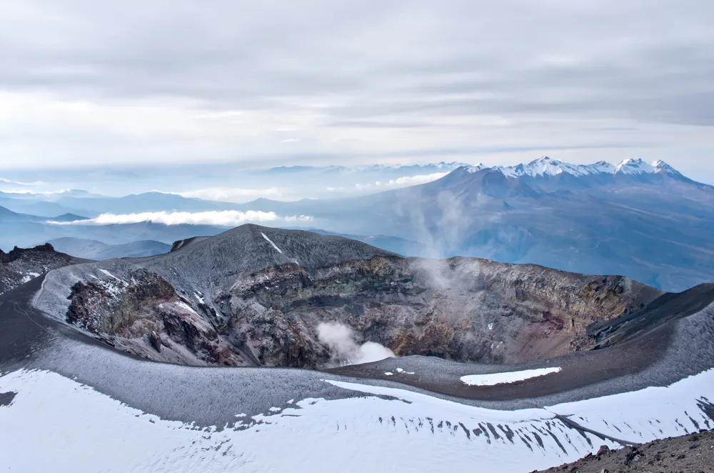 Crater de volcán en uno de los lugares turísticos de arequipa