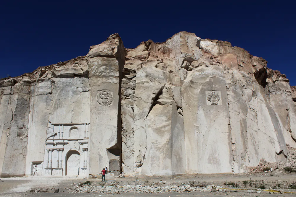 Muro blanco de sillar con trabajo escultural