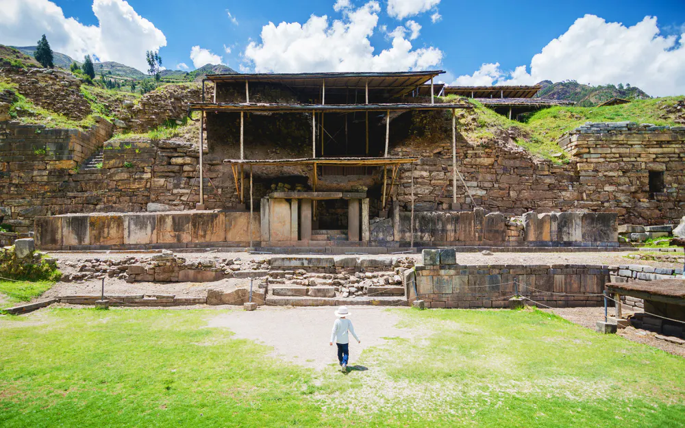 Niño caminando frente a ruinas de chavín de huantar