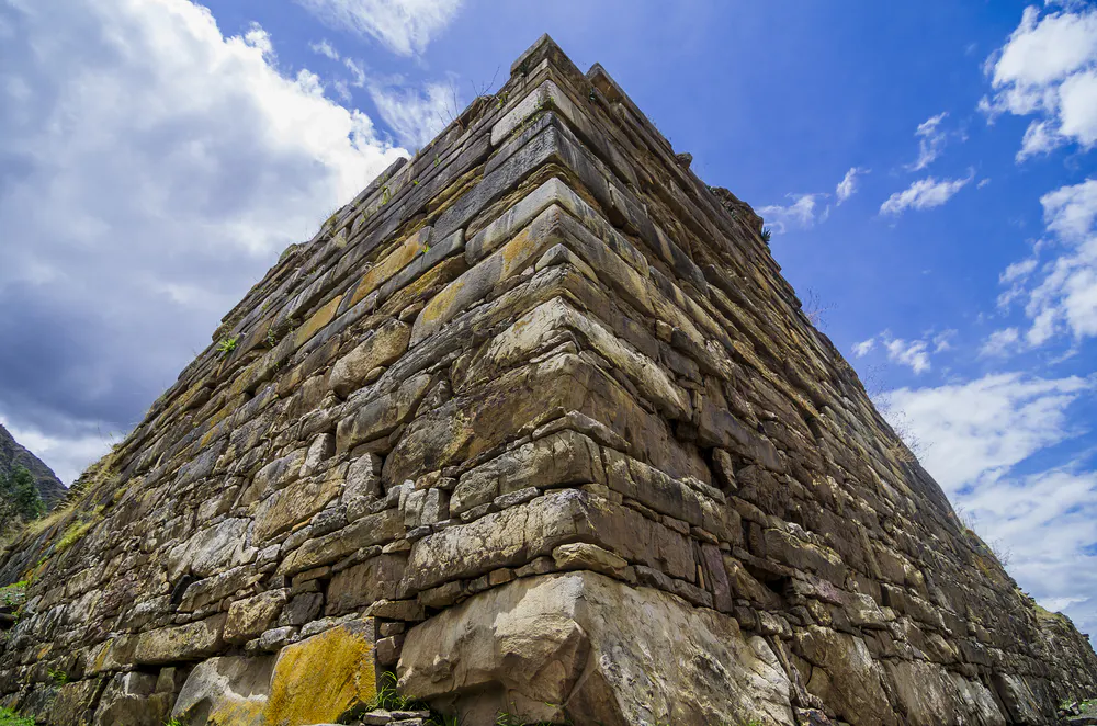 Pirámide de piedras en complejo arqueológico chavin de huántar