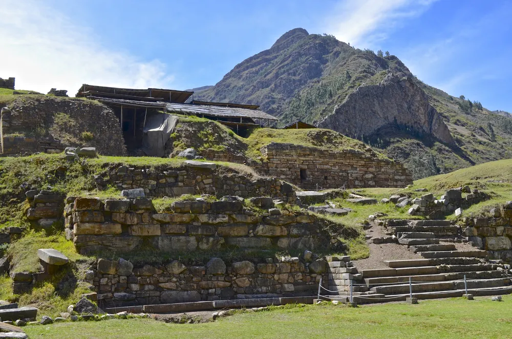 Complejo arqueológico frente a montañas en chavín de huántar