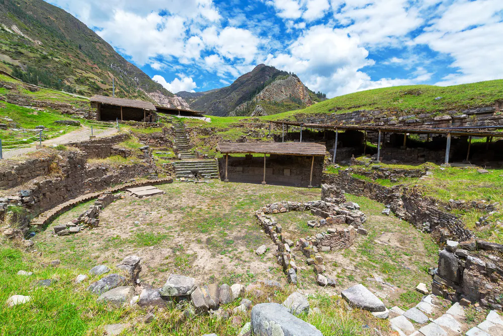 Centro arqueológico frente a montañas y vegetación