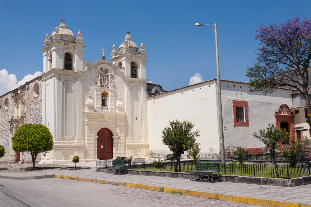 iglesia color blanco bajo cielo despejado