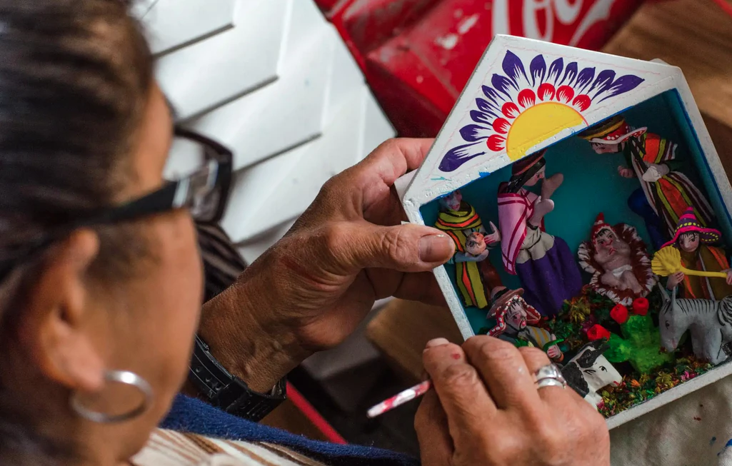 Señora trabajando en artesanía durante semana santa en ayacucho