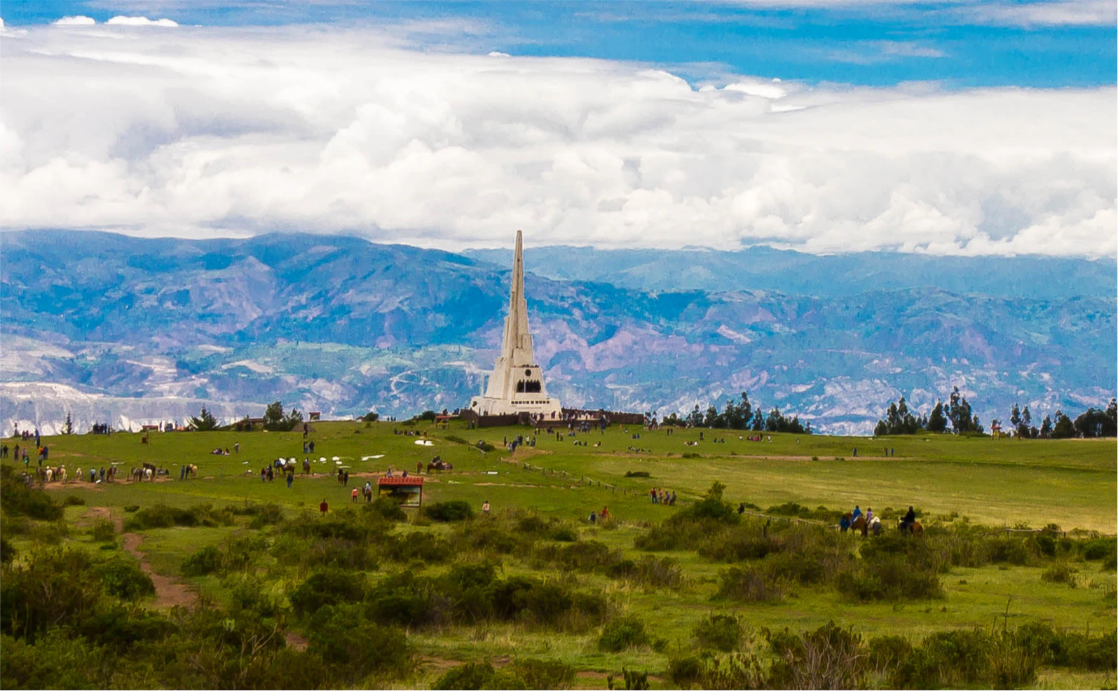 Obelisco blanco en medio de planicie durante semana santa en ayacucho