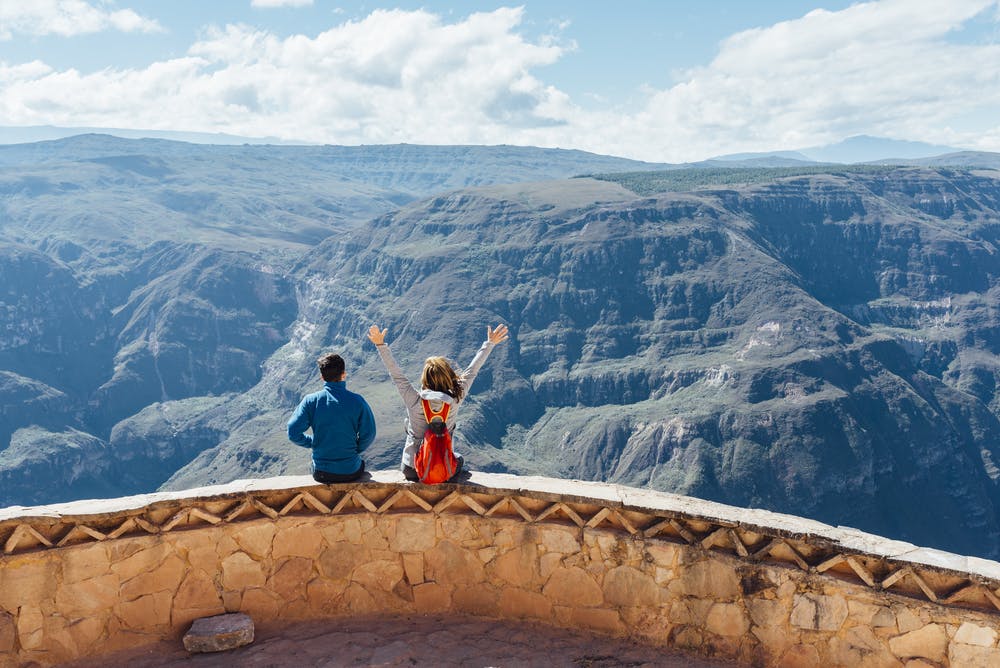 Dos viajeros observando cañón en chachapoyas