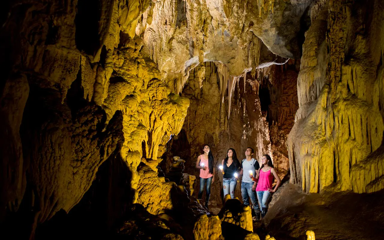 Dos viajeros observando cañón en chachapoyas