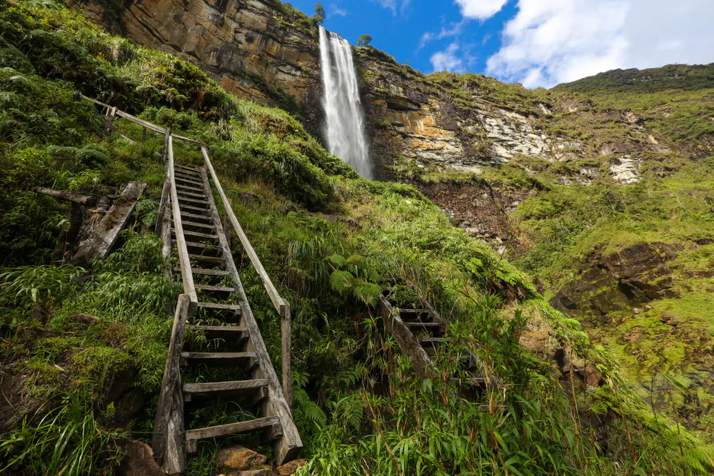 Escaleras que van a gigante cascada en chachapoyas