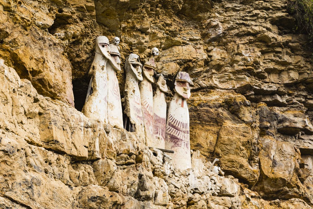 Sarcófagos enmedio de una montaña