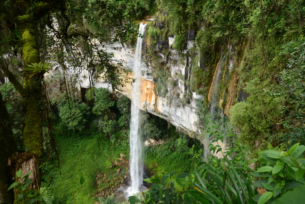 Inmensa catarata cayendo desde montaña