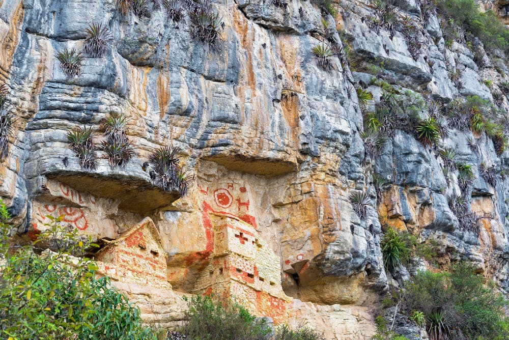 Mausoleos incrustados en la montaña en chachapoyas