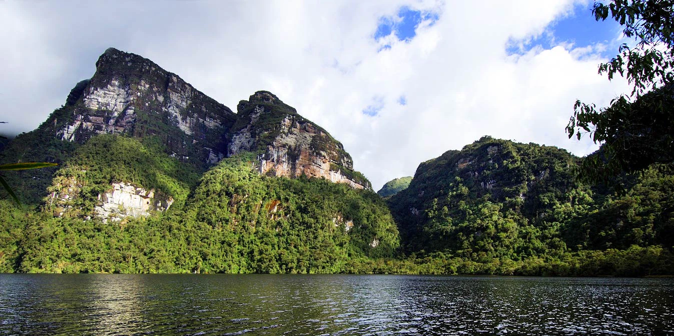 Laguna en el amazonas rodeada de montañas