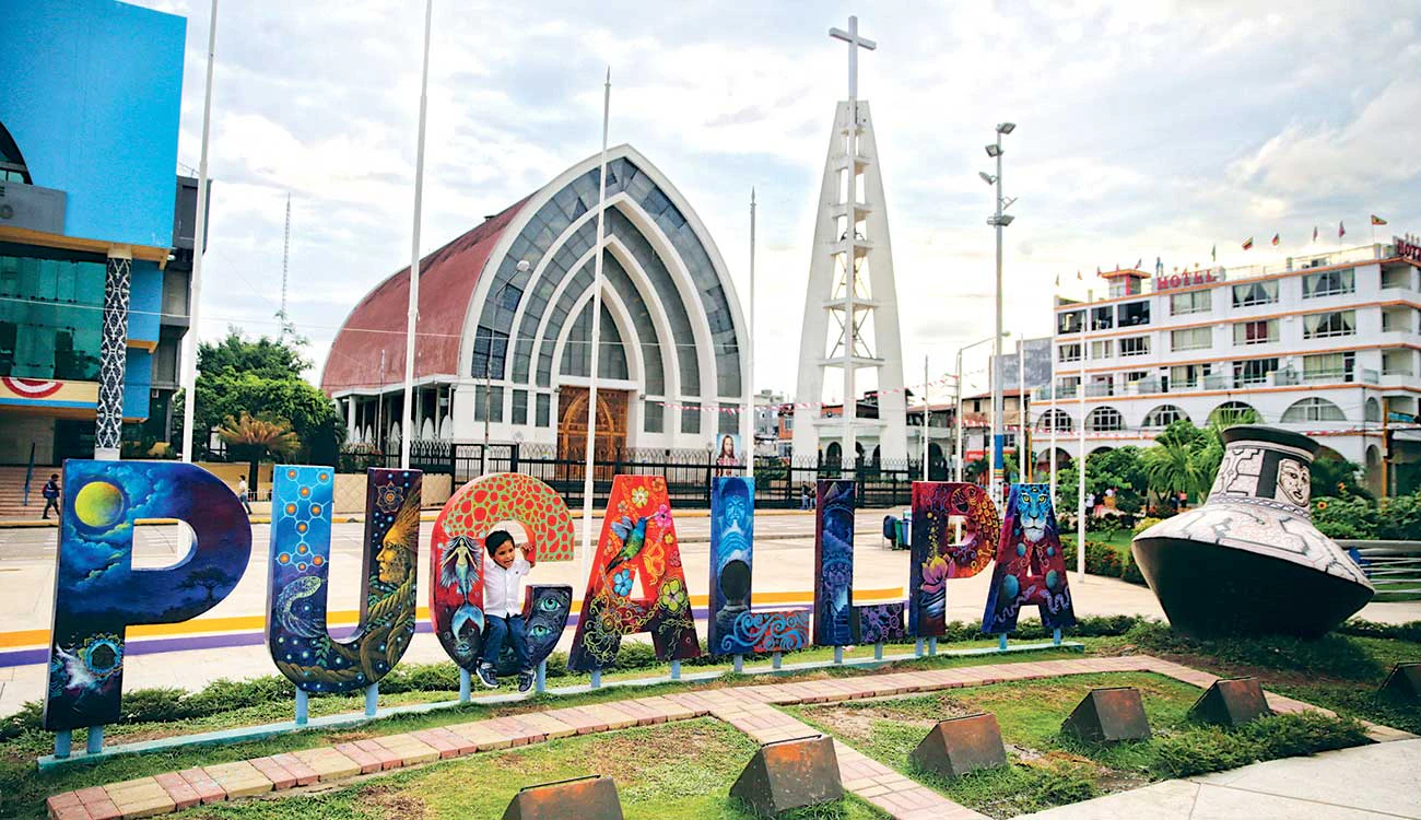 Cartel de Pucallpa frente a iglesia