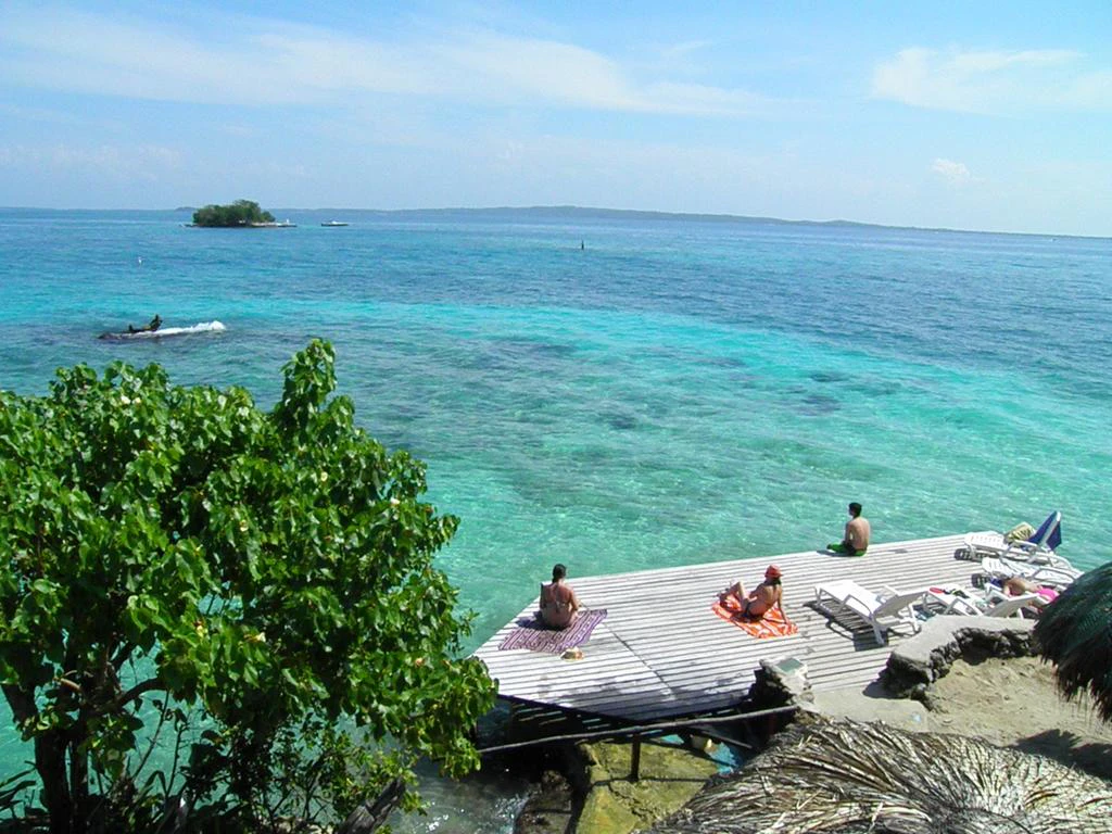 Turistas descansan frente a la playa en Islas de Cartagena