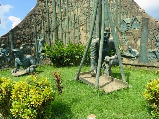 Complejo de estatuas en mirador de la biodiversidad