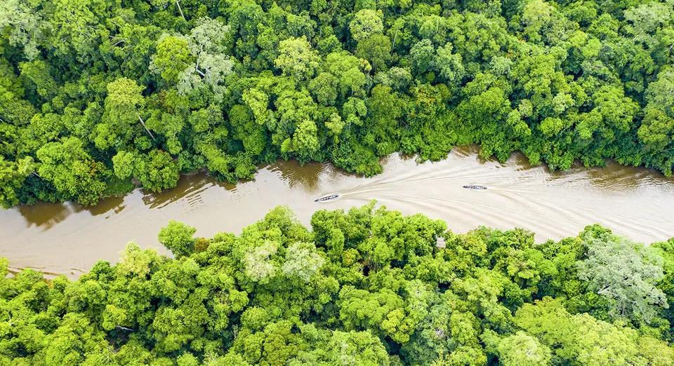 Vista aérea de río amazonas en Iquitos