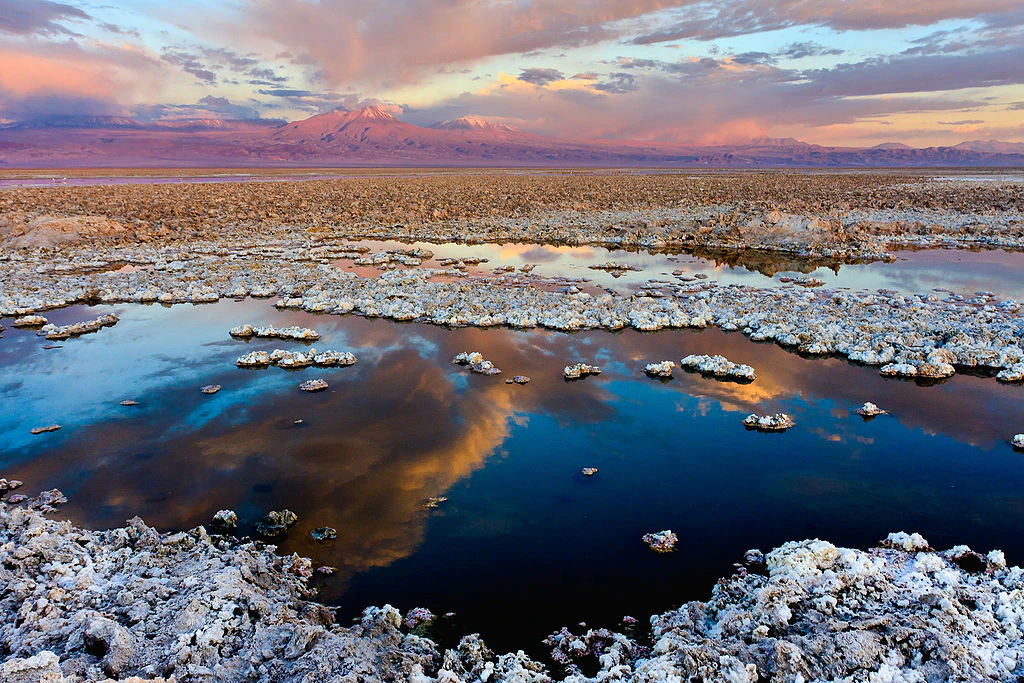 Laguna y trozos de sal enmedio de salar en Chile