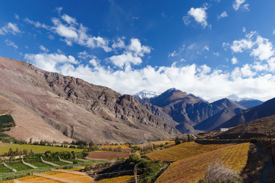 Valle en Chile con cielo y nubes