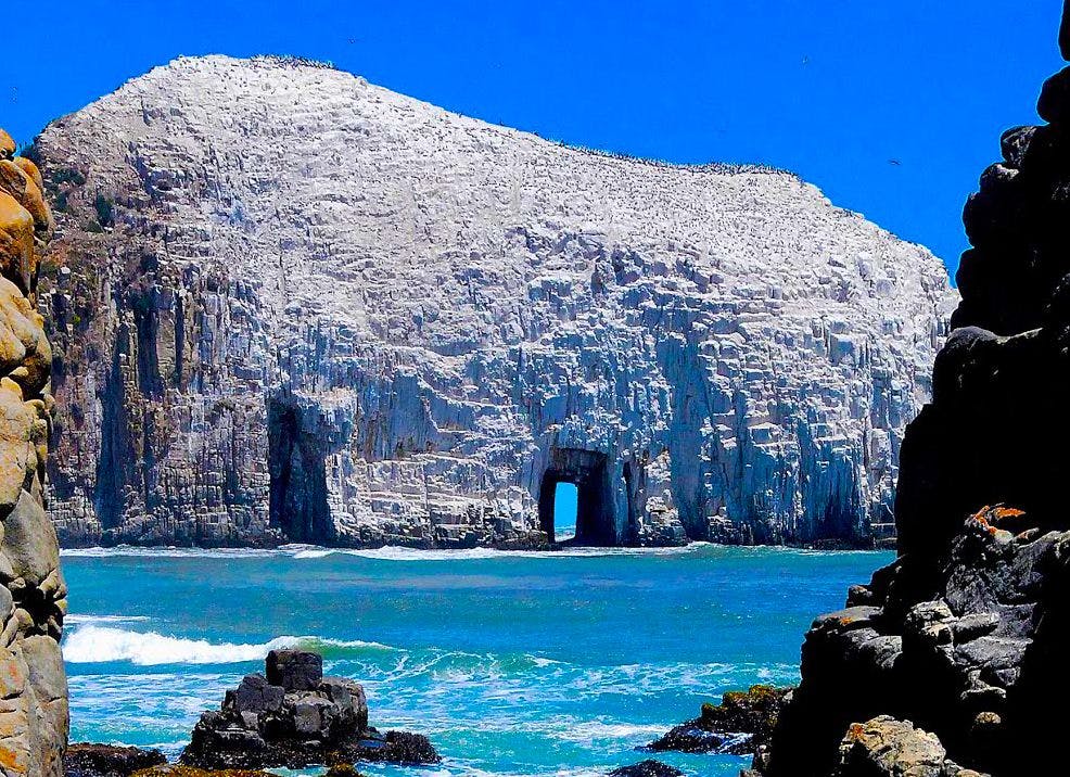 Gigante formación rocosa en el mar