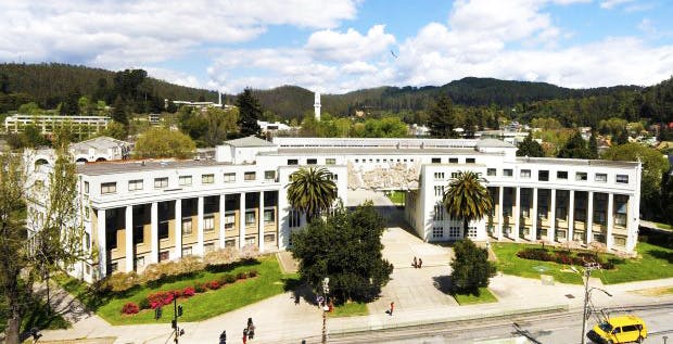 frontis de universidad de muros blancos