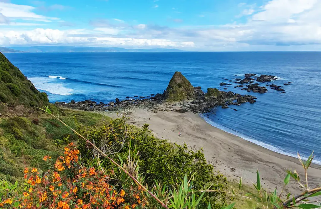 curiñaco Punta rocosa frente a la playa