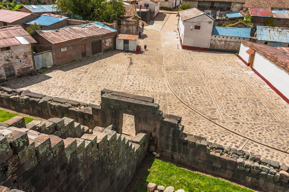 Complejo arqueológico vilcashuamán frente a casas de Ayacucho