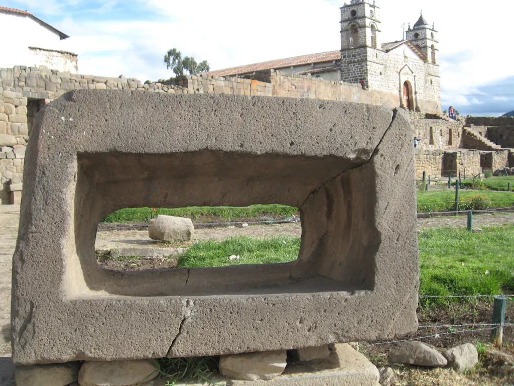 piedra-sacrificio Piedra rectangular utilizada para sacrificios humanos en Vilcashuamán