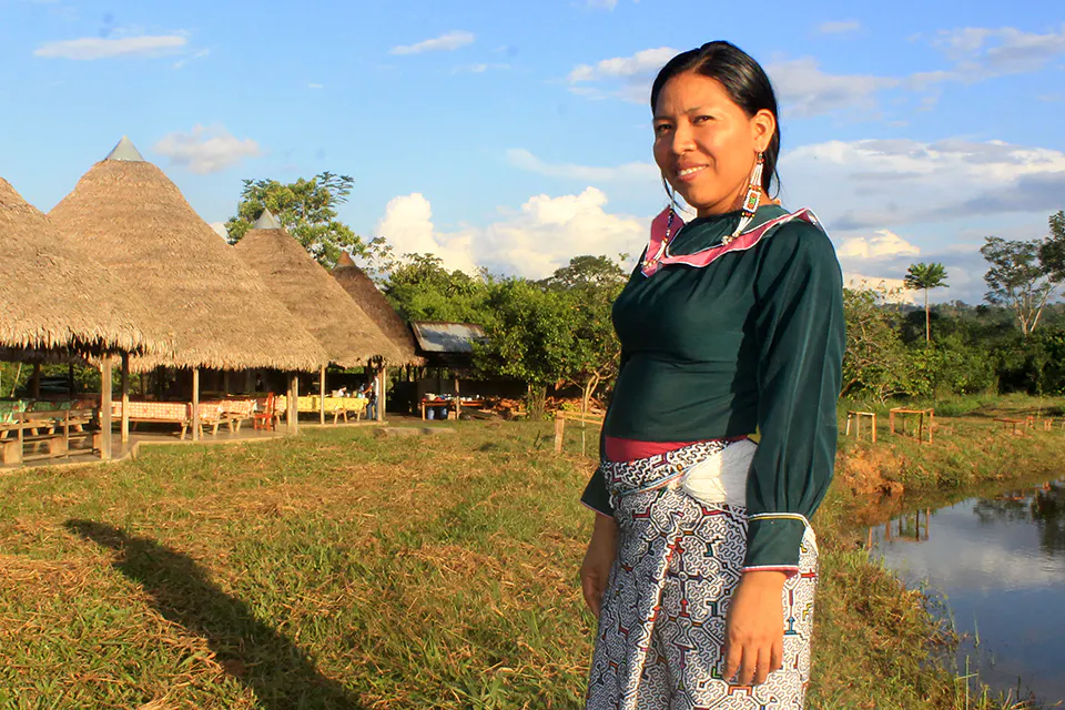 Mujer Shipibo frente a su comunidad