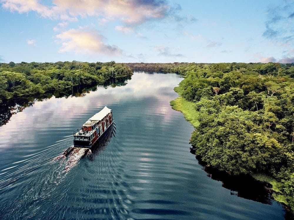 Crucero navegando por el amazonas peruano