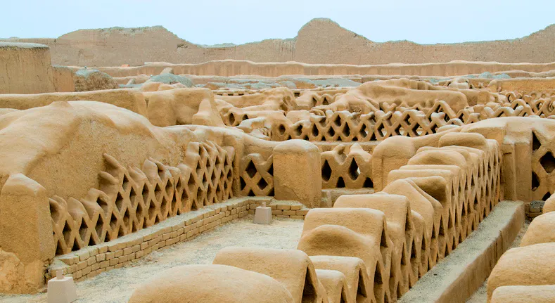 complejo arqueológico de adobe en chan chan perú