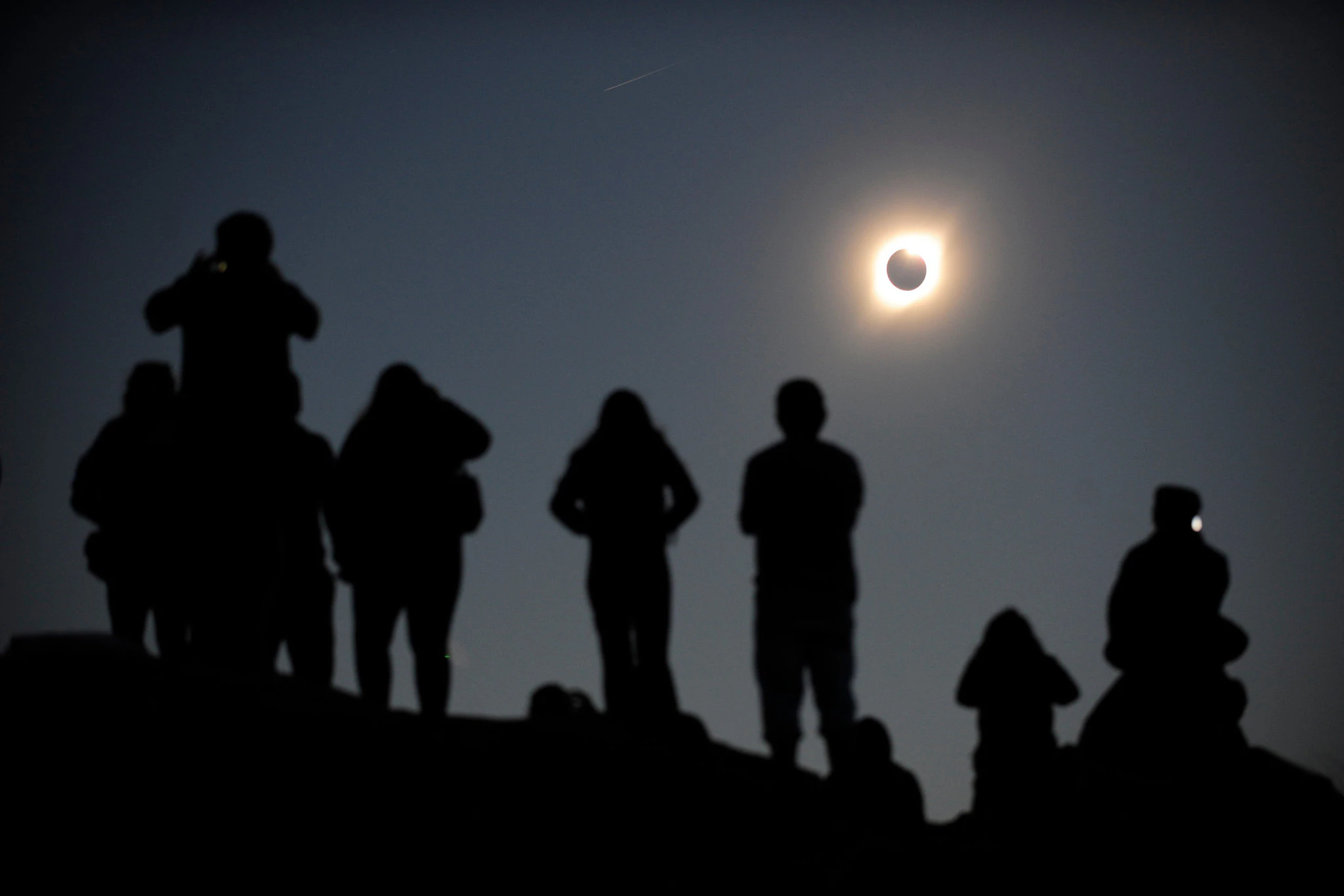 Grupo de personas observando eclipse solar total