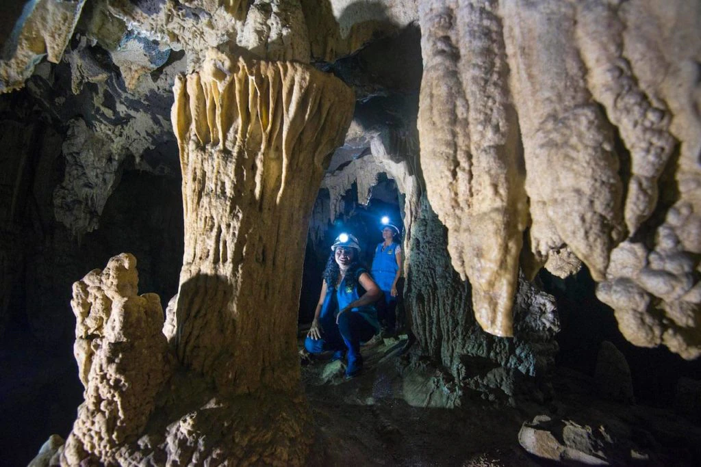 Dos viajeros dentro de cueva subterránea en tarapoto