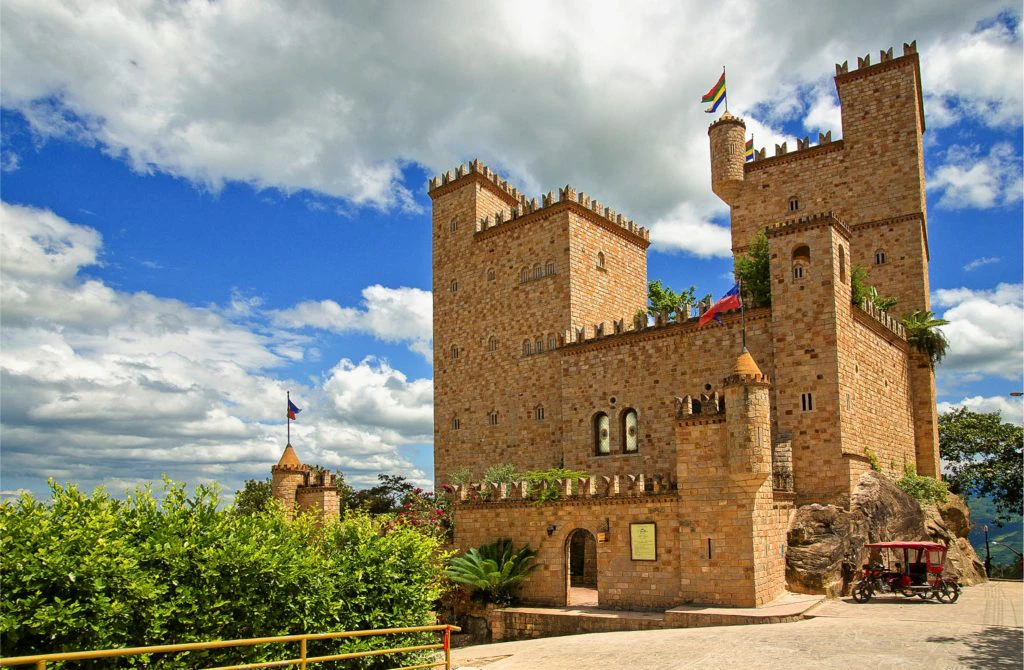 Castillo de roca en la selva del perú