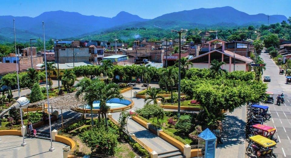 Plaza de ciudad cerca de la selva peruana en tarapoto