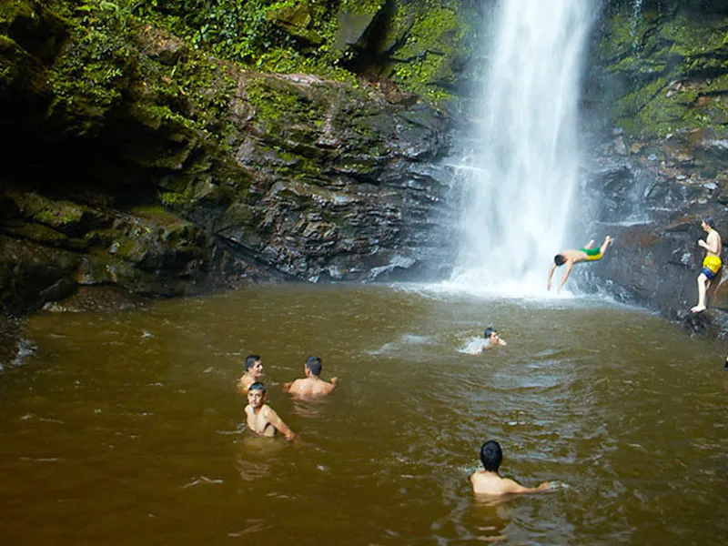 Jóvenes disfrutando de la catarata de ahuashiyacu