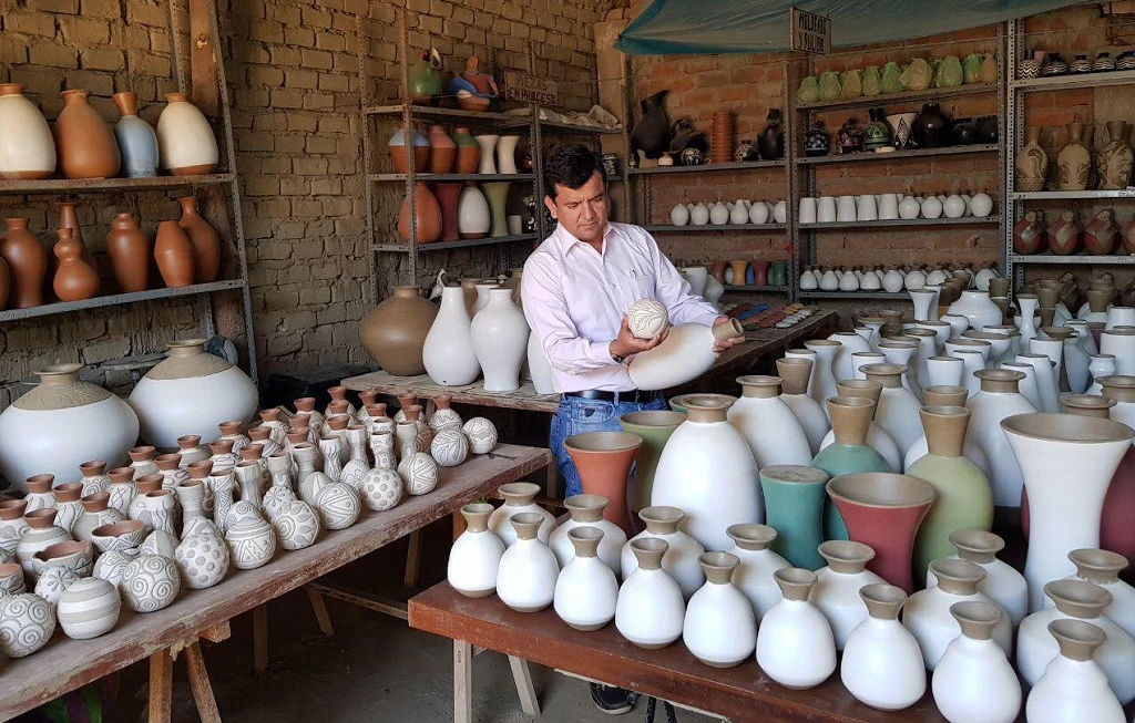 Ceramista en su taller en Piura