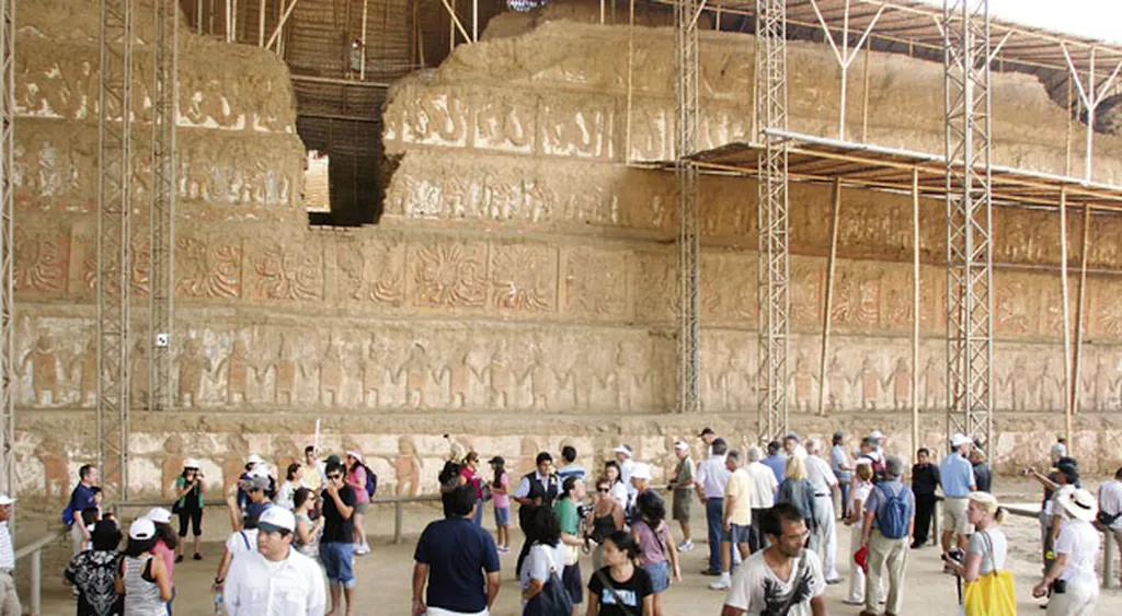 turistas-huacas Personas caminan frente a huacas del sol y luna