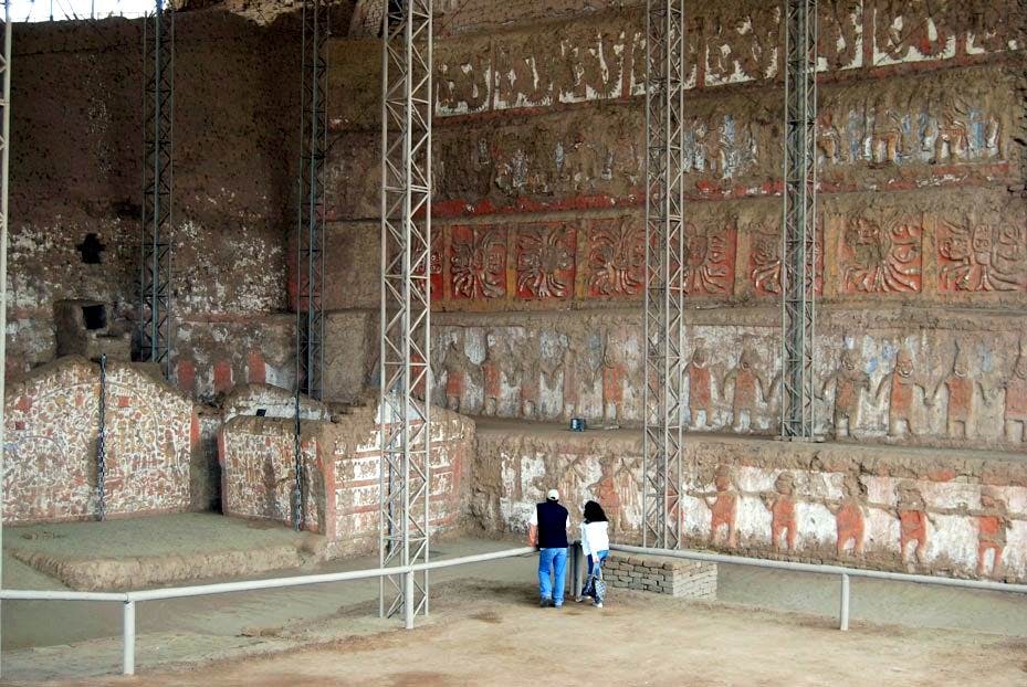 Turistas observan diseños de complejo arqueológico