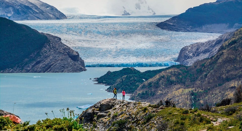 Pareja en mirador pide matrimonio frente a glaciar