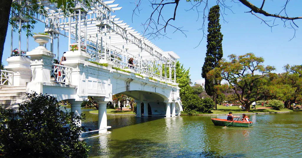 el-rosedal Puente colonial romántico sobre río
