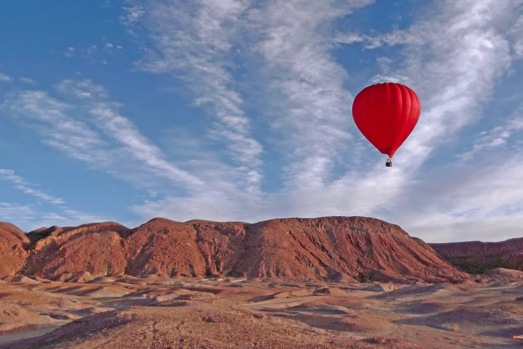 Globo aerostático sobrevolando por el desierto