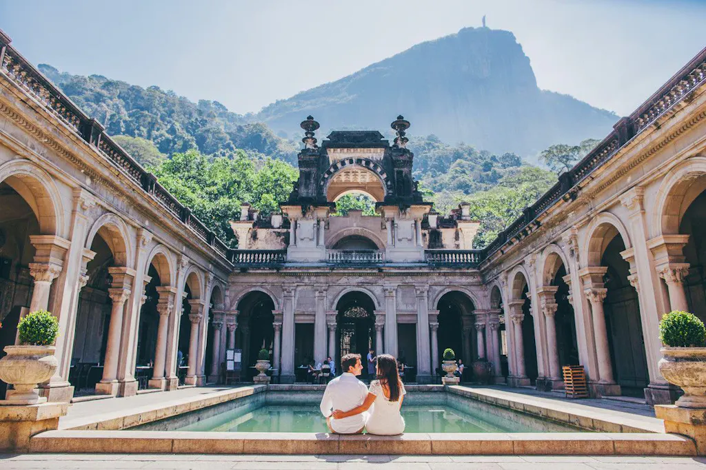 parque-lage Pareja frente a construcción colonial y piscina