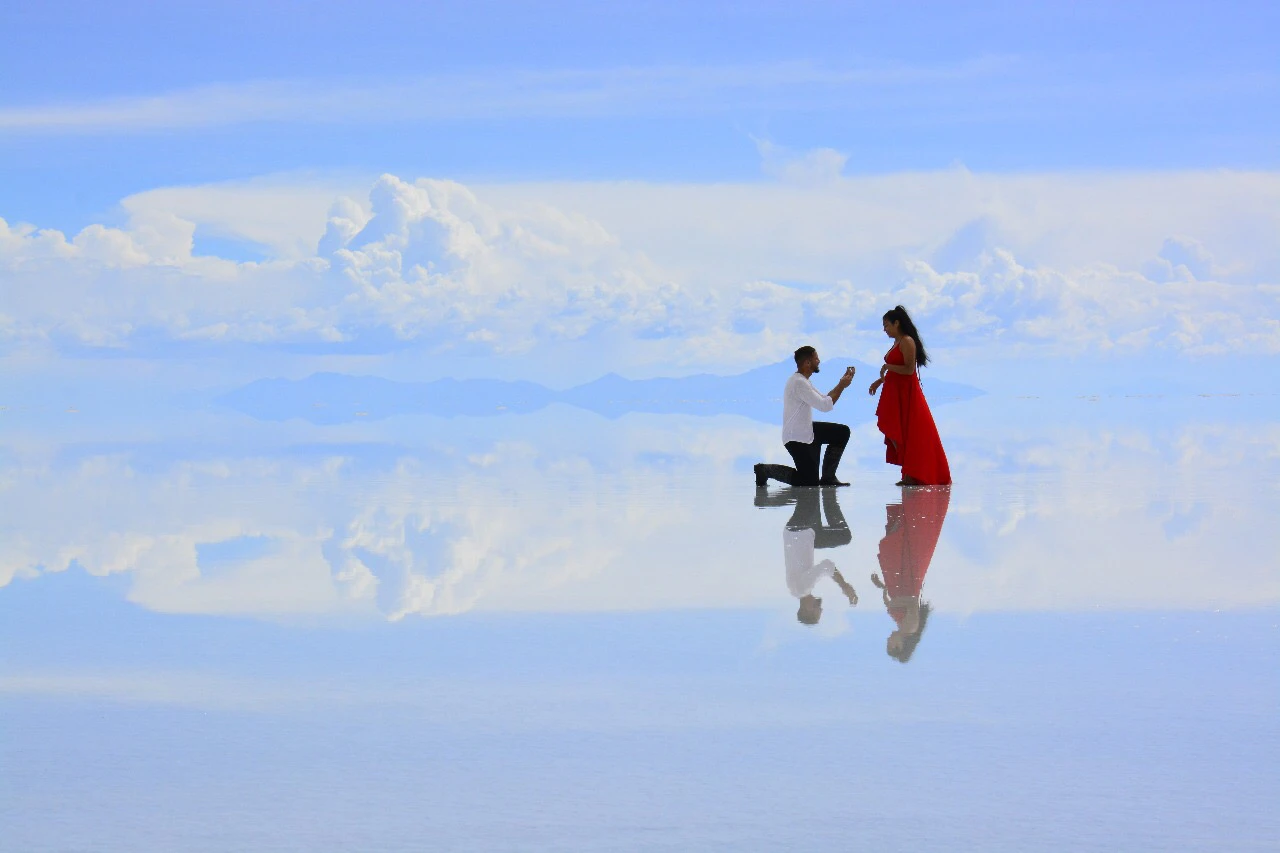 Pareja pide matrimonio en Salar de Uyuni