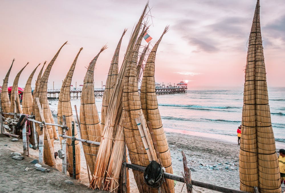 Caballitos de totora frente a playa en huanchaco